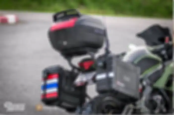 3 boks nemplok di area buritan Kawasaki Ninja 650.