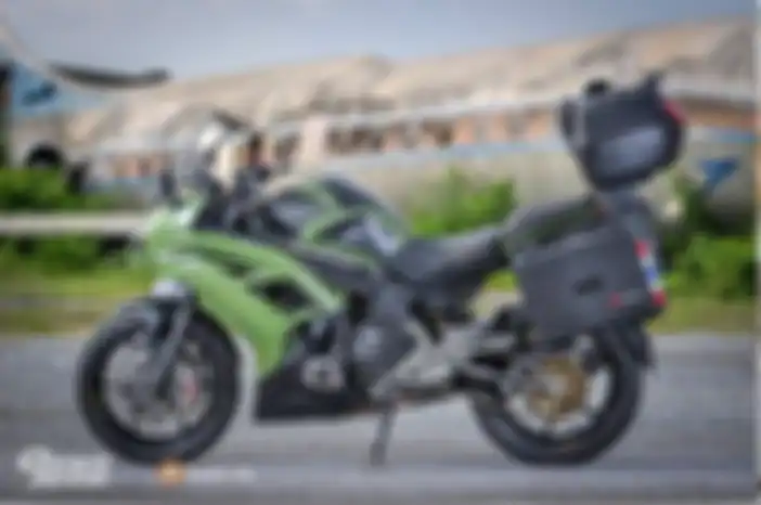Modifikasi motor Kawasaki Ninja 650 gaya touring.