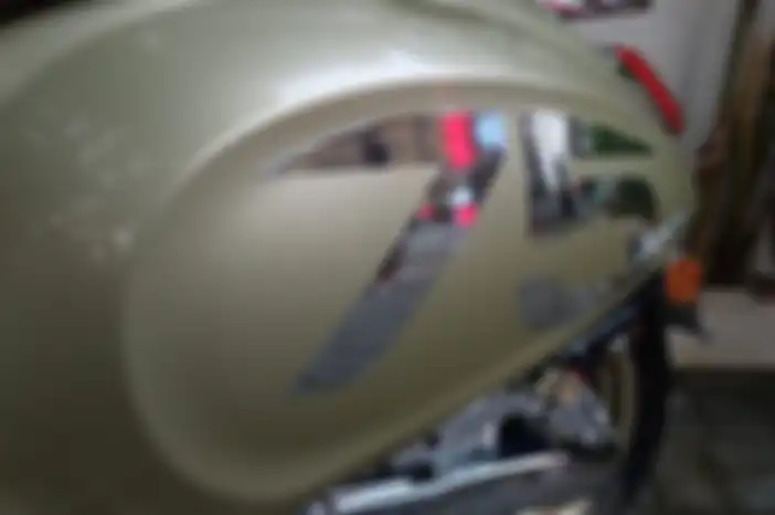 Grafis 75 di body Vespa Primavera 75th Anniversary ditimpa stiker krom.
