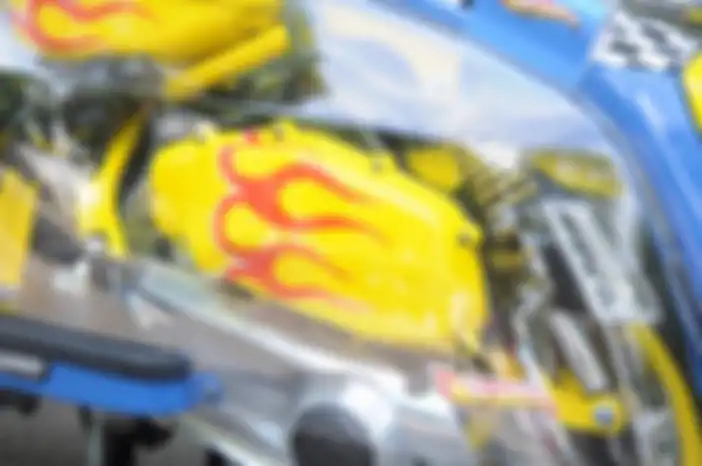 Tersemat grafis api atau flame yang terinspirasi dari die cast Hot Wheels.