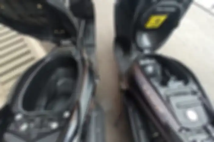 Perbandingan bagasi All New NMAX (kiri) dan LEXi LX 155 (kanan).