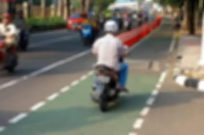 Ilustrasi pemotor lawan arah.