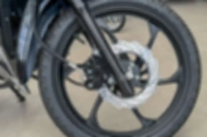 Modenas Kriss 110 pakai pelek palang dan dibalut ban tubeless baru.