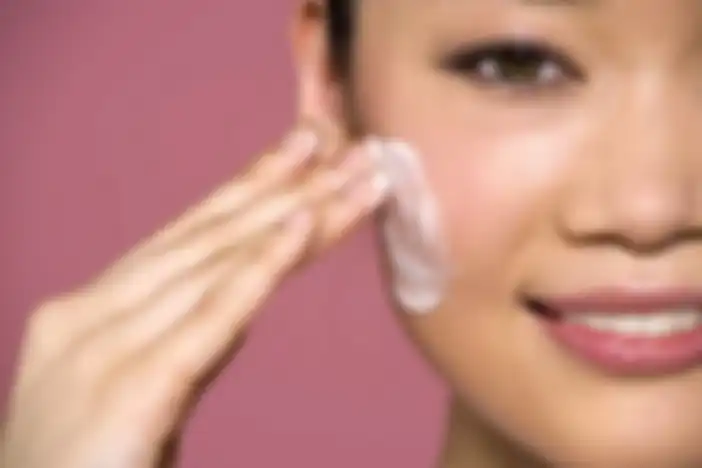 memakai skincare
