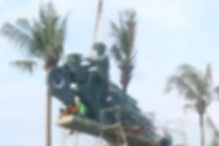 Patung Jokowi naik motor karya I Nyoman Nuarta dipasang di gerbang masuk Sirkuit Mandalika, Lombok, NTB.