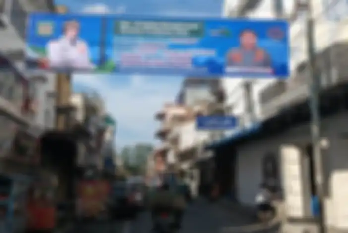 Spanduk sosialisasi etika penggunaan klakson kendaraan bermotor dipasang melintang di Cipto Pematang Siantar.