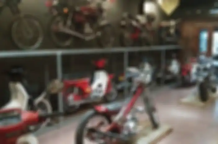 Bengkel restorasi dan jual motor klasik, Loak Garage Trash Enthusiast