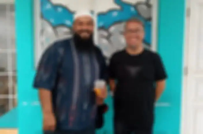 Ustadz Subhan Bawazier (kiri) bersama Fandi dari Road2Jannah (kanan).