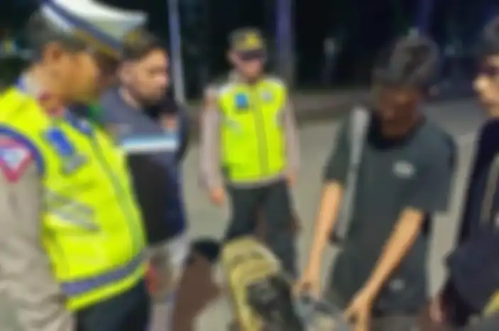 Anggota Polres Banggai gelar Operasi Keselamatan Tinombala 2024 pada malam hari, di kawasan tugu Adipura Luwuk, Kabupaten Banggai, Sulawesi Tengah, Jumat (15/3/2024).