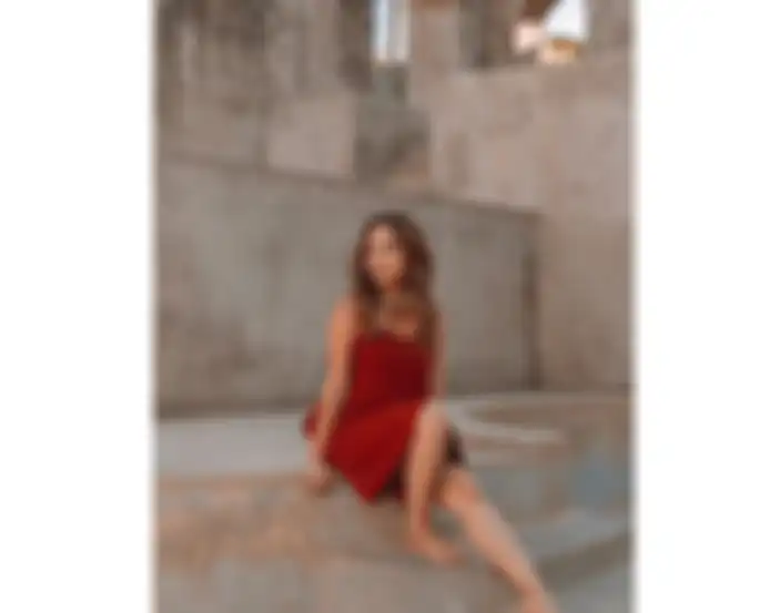 Outfit merah Ayla Dimitri