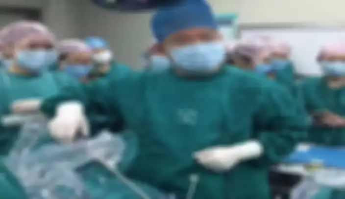 Dokter akhirnya melakukan pembedahan untuk menangani situasi ini.