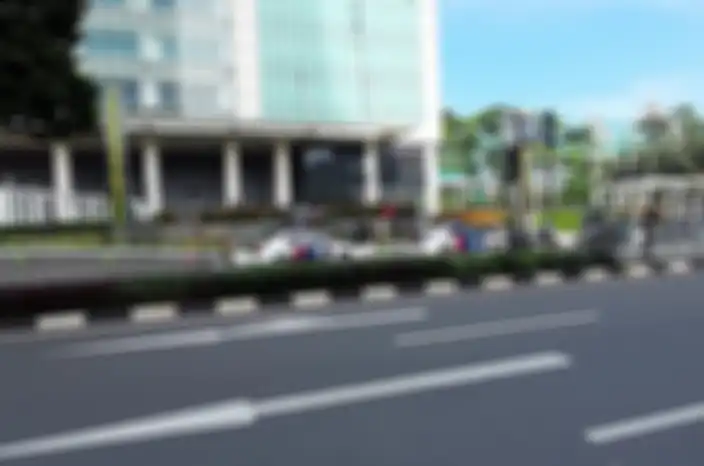 Polisi bubarkan bikers sunmori yang parkir di pinggir jalan depan Senayan City.