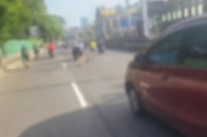 Viral rombongan sepatu roda main di tengah jalan Gatot Subroto, Jakarta Pusat, sudah diiringi motor tetap bikin kesal pengendara lain.