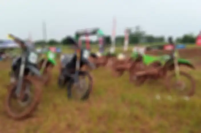 Motor trail Kawasaki KLX series dan KX series siap dipinjamkan.