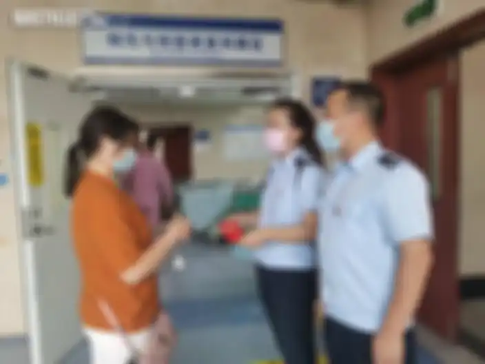 Orang-orang dari seluruh negeri mengulurkan tangan membantu setelah mengetahui tentang insiden tersebut, dan Xiao Zhou telah mengumpulkan lebih dari 840.000 yuan dalam bentuk sumbangan. 