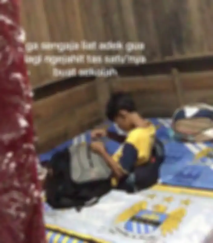 Viral di TikTok bocah laki-laki jahit tas sekolah satu-satunya, sang kakak pasrah