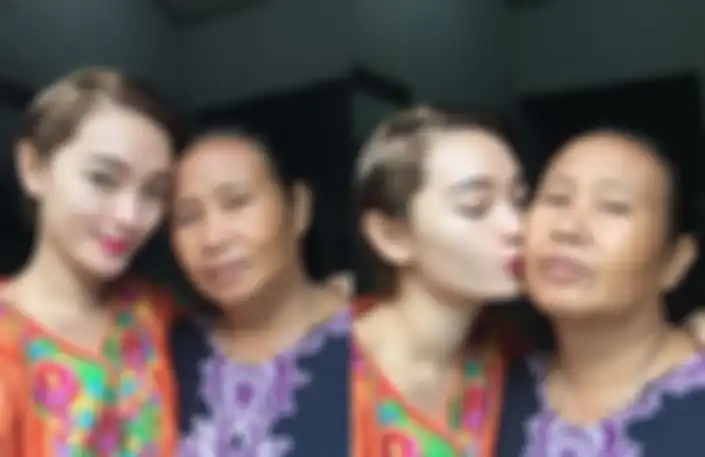 Zaskia Gotik dan ibundanya, Jumainah.