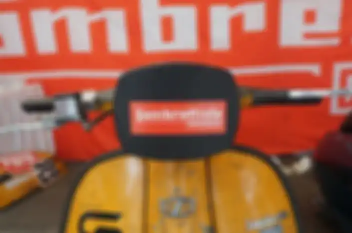 Lampu utama dicopot, kemudian dipasang cover dengan logo Lambrettista Indonesia.