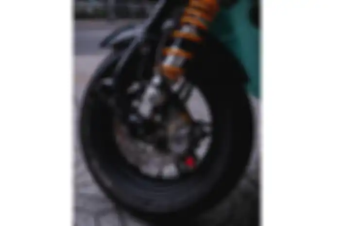 Modifikasi motor Vespa Sprint 150, ubahan di kaki depan tersemat sepakbor scally, kaliper rem Anchor, dan sok Ohlins.