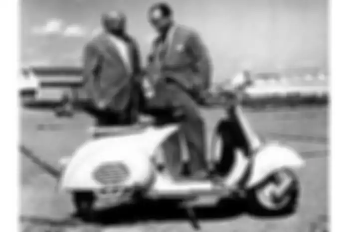 Corradino D'Ascanio (kiri) dan Enrico Piaggio (kanan) bersama motor Vespa.