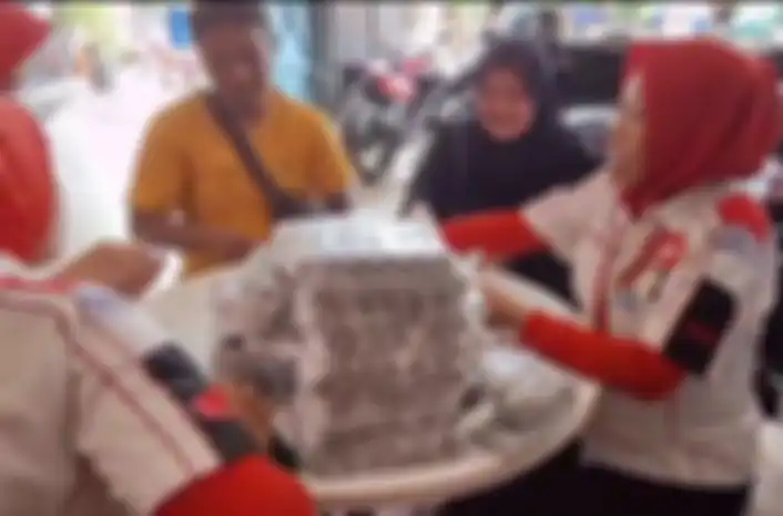Uang koin Rp 500 dan Rp 1000 ditabung 2,5 tahun hingga terkumpul Rp 7 juta, sisanya dibayar cash.