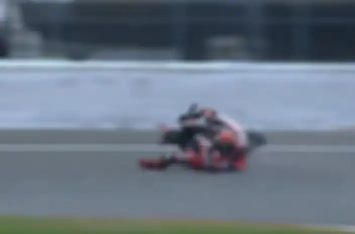 Francesco Bagnaia crash di tikugan 4 Sirkuit Silverstone saat balap Sprint MotoGP Inggris 2024.