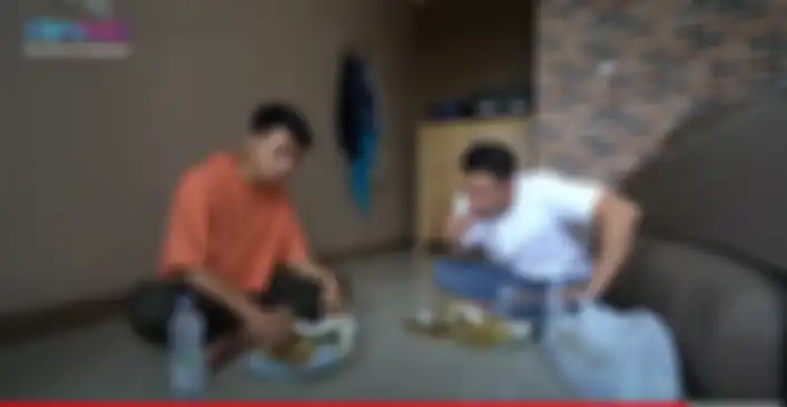 Raffi Ahmad makan nasi bungkus