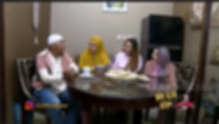 Meja Makan di Rumah Meggy Wulandari