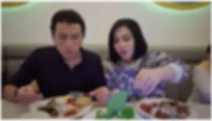 Reino Barack saat menikmati masakan Sunda.