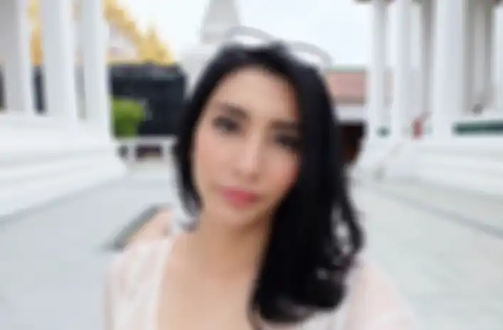 Tyas Mirasih  tampil elegan dengan busana serba hitam