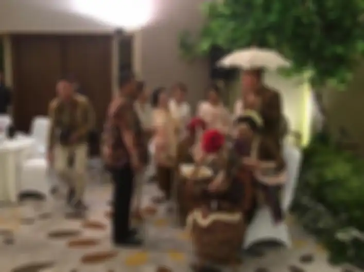 Puput Nasititi Devi layani para tamunya di acara tujuh bulanan