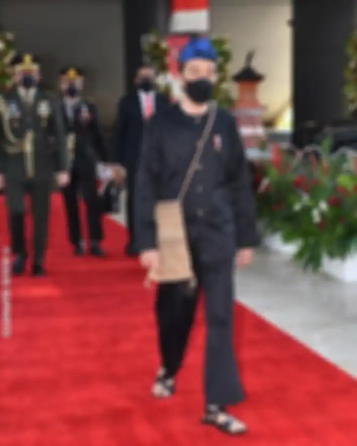 Presiden Jokowi datang ke Sidang Tahunan MPR dengan mengenakan pakaian adat Suku Baduy. Foto Jokowi pakai baju adat Baduy diserbu komentar.
