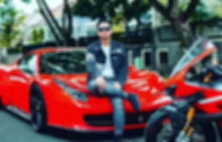 Crazy Rich Doni Salmanan bikin salfok Irfan Hakim saat mereview harga outfit yang dipakainya. Kini, Sultan Bandung pakai baju tahanan. 