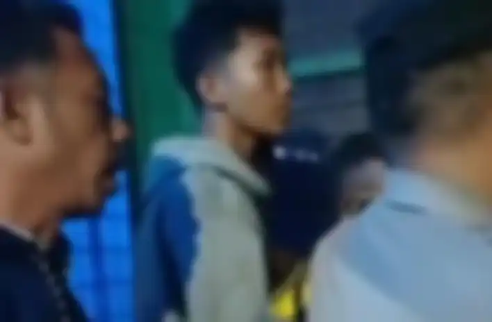 Remaja yang diteriaki warga geng motor di Jalan Kangkung, Kelurahan Payaroba, Binjai Barat, Kota Binjai, Sumatera Utara, Kamis (2072023) malam.