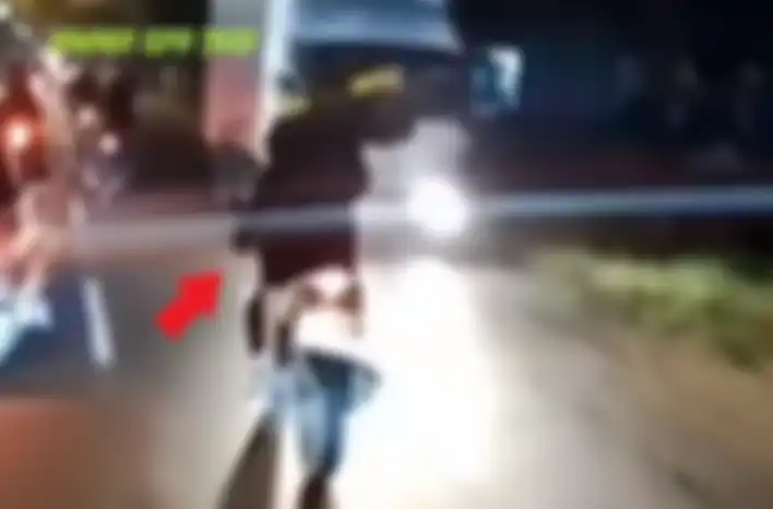 Geng motor di Jombang sok jagoan, berani merusak truk yang melintas di jalanan.