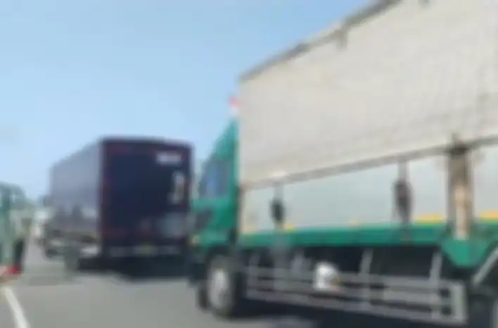 Logistik MotoGP Mandalika 2023 dikirim menggunakan truk kontainer dari bandara Ngurah Rai Denpasar, Bali menuju Sirkuit Mandalika, Lombok, NTB.