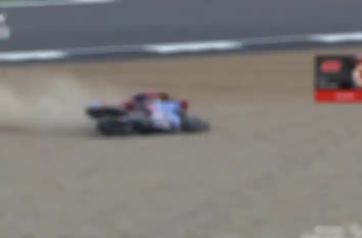 Jelang 2 lap terakhir Marc Marquez crash low side di tikungan 16 Sirkuit Silverstone.