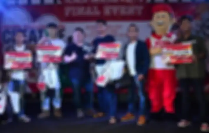 Pemenang Honda Genuine Parts Creative Video Competition foto bersama Jemmy Febrianto - Manager Parts Sales DAM dan Sofyana Ali Bindiar dari Sembilan Matahari.