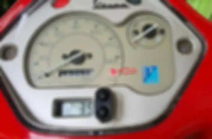 Spidometer Vespa matic terdapat indikator lampu merah dengan tulisan code.