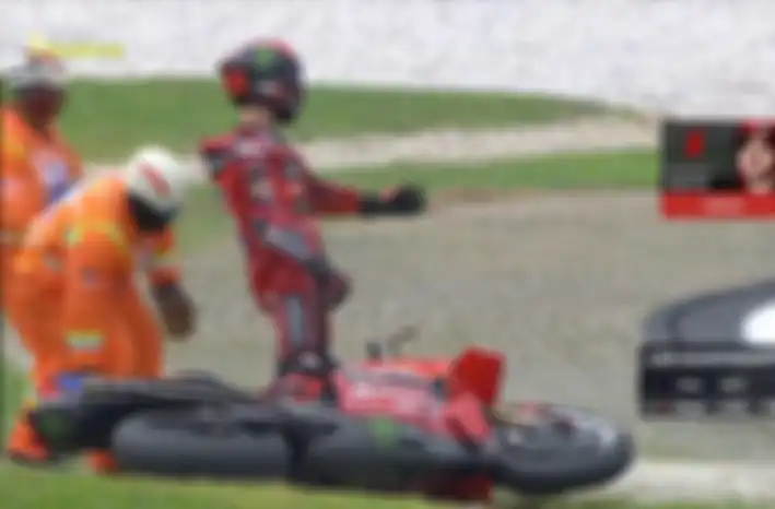 Francesco Bagnaia terjatuh saat balap Sprint MotoGP Malaysia 2024, Sabtu (2/11/2024).