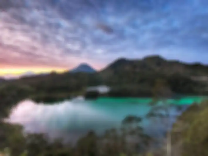 Telaga Warna salah satu objek wisata di Dieng yang bisa dikunjungi bersama keluarga.