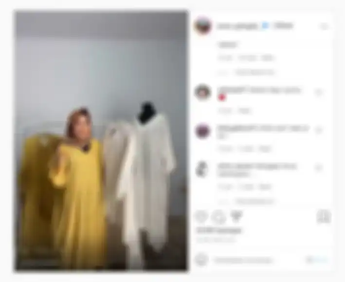 Umi Kalsum semangat tawarkan baju jualan Ayu Ting Ting.