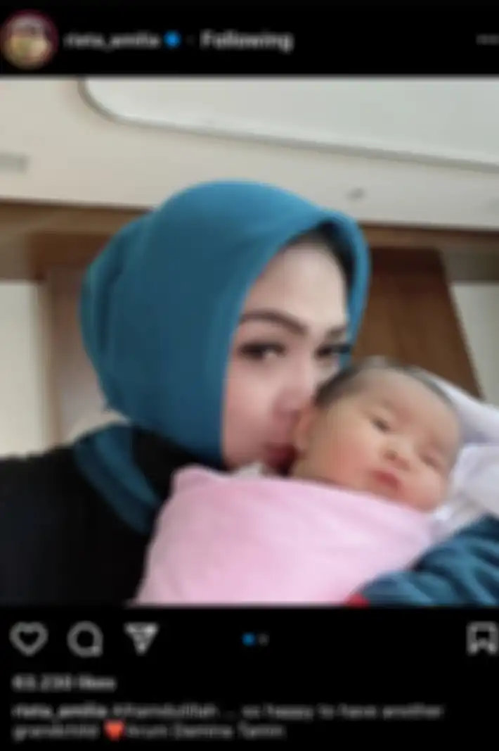 Unggahan Rieta Amilia yang girang dapat cucu lagi.
