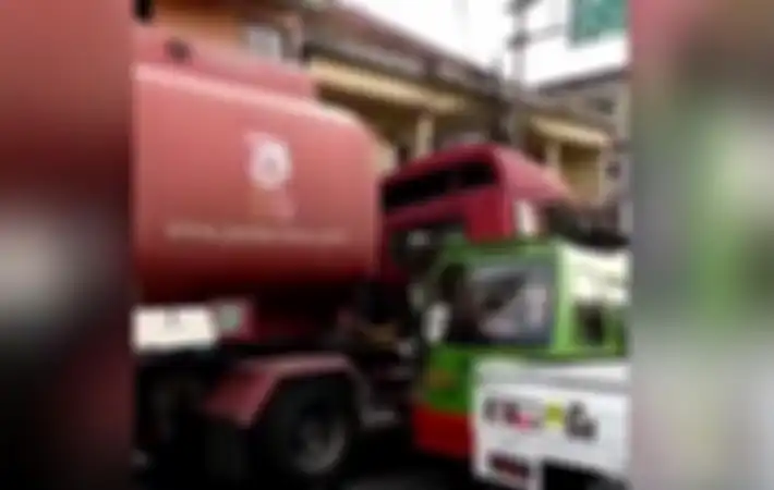 Tabrakan beruntun di Bogor libatkan 8 kendaraan, Kasatlantas Polresta Bogor ikut jadi korban.