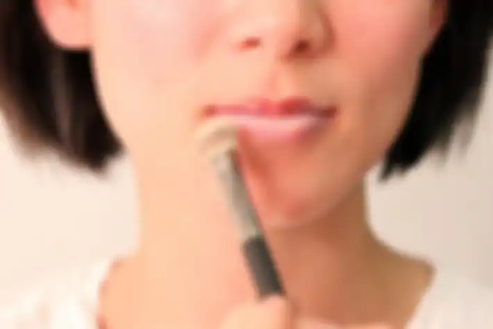 Menutupi bibir dengan concealer