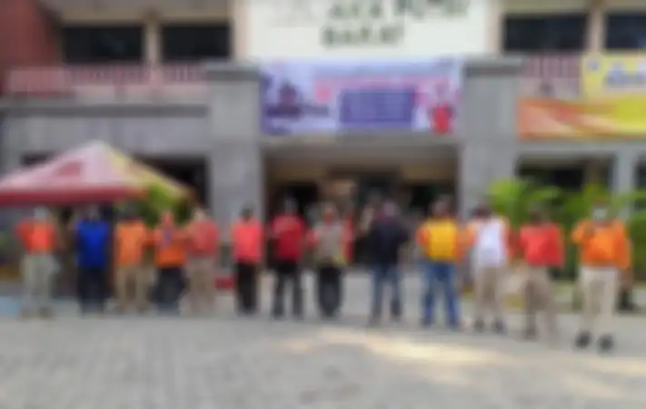 Kantor Kelurahan dan area Cempaka Putih yang merupakan zona merah, menjadi titik pertama penyemprotan disinfektan secara gratis.