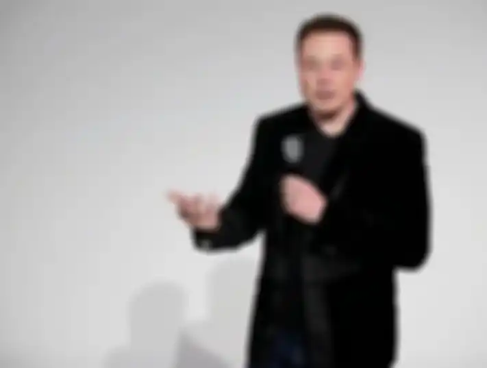 Elon Musk saat menjadi pembiacara disebuah pertemuan, Saat ini Elon sedang melakukan gebrakan karena menciptakan Chip untuk monyet dapat bermain game.