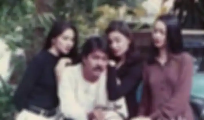 Foto Rano Karno bersama pemeran Si Doel Anak Sekolahan.