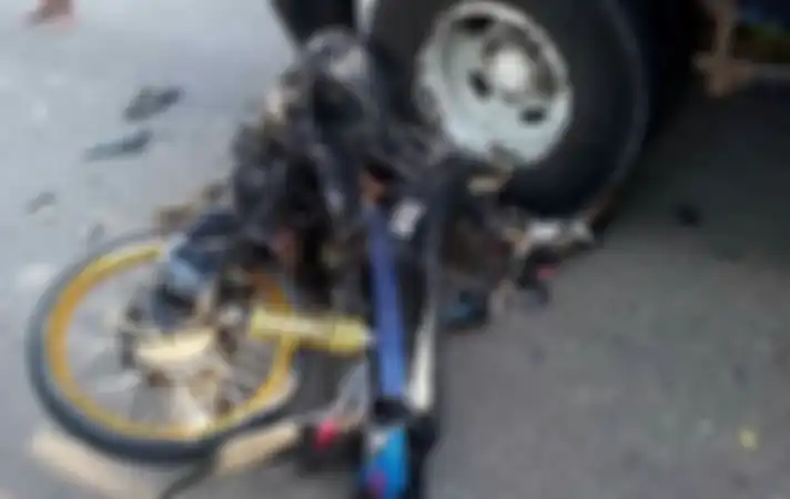 Pengguna ban cacing meninggal akibat terlindas truk.