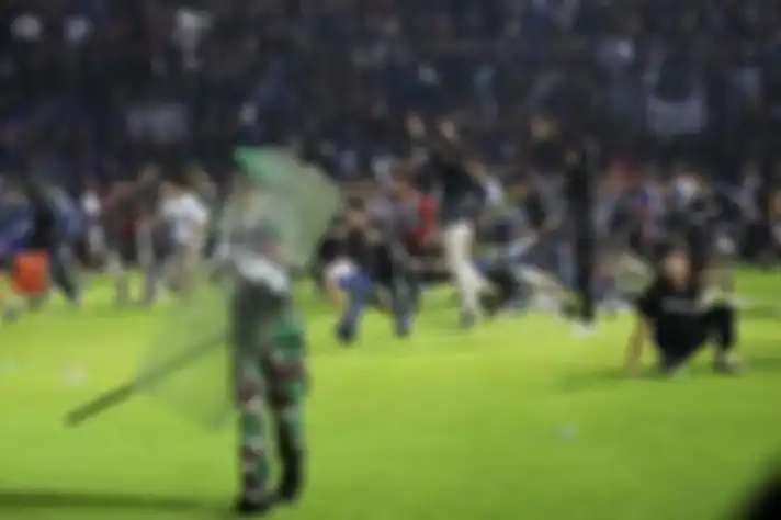 Inilah 9 foto pilu kerusuhan di Stadion Kanjuruhan Malang yang merenggut nyawa 2 polisi. Jenazah korban bergelimpangan bikin nyesek.